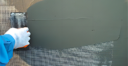 外墻噴涂抗裂砂漿前應對基底做哪些處理？